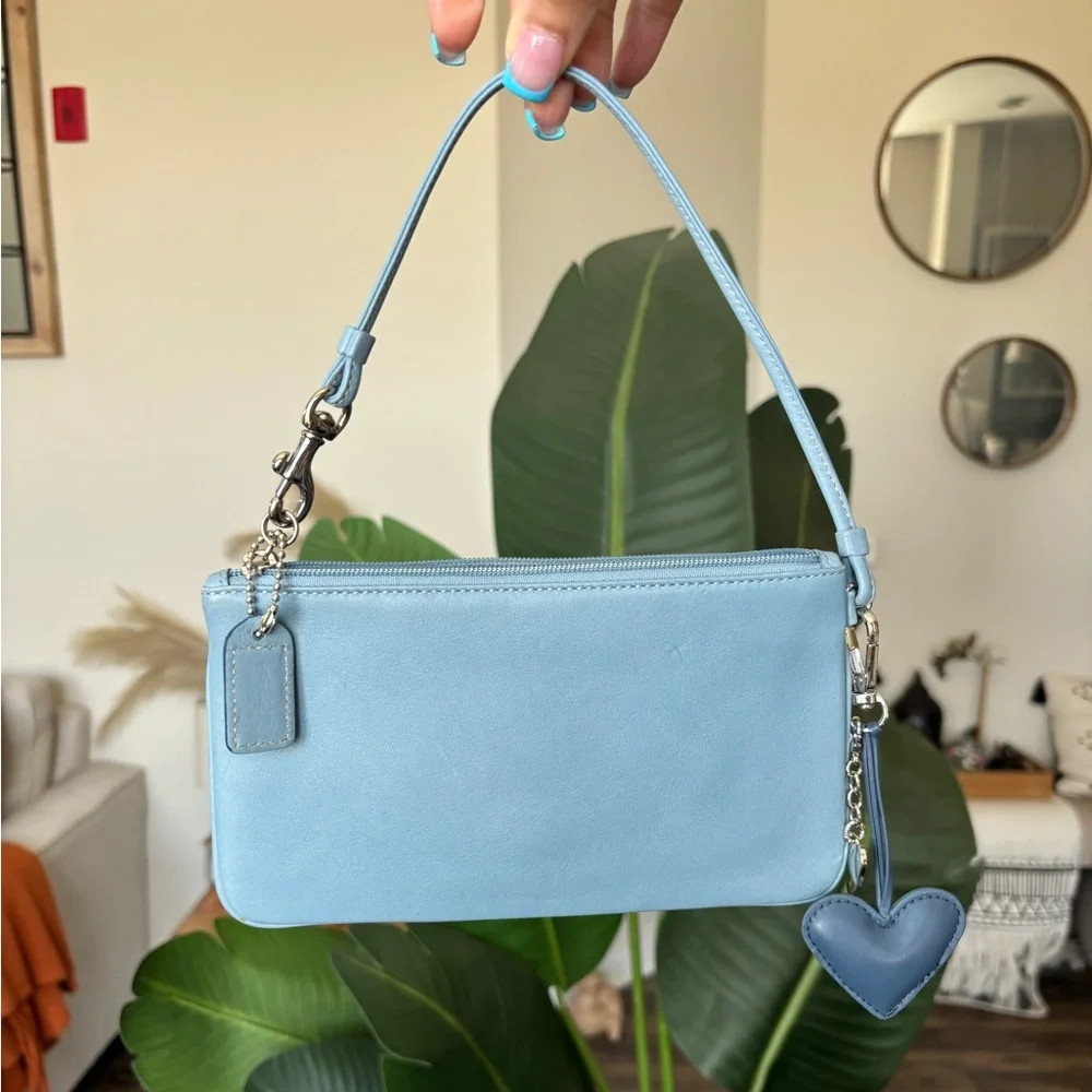 ❌❌SOLD❌❌🩵VTG COACH Hamptons Leather Lrg Skinny Wristlet🩵 - Picture 12 of 15